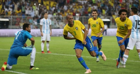 Miranda, le buteur, et les Brésiliens vainqueurs du Superclasico contre l'Argentine à Djeddah, le 16 octobre 2018.