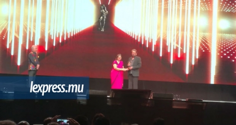 Le réalisateur indien Shekhar Kapur recevant son prix des mains de lady Sarojini Jugnauth, ce dimanche 21 octobre.