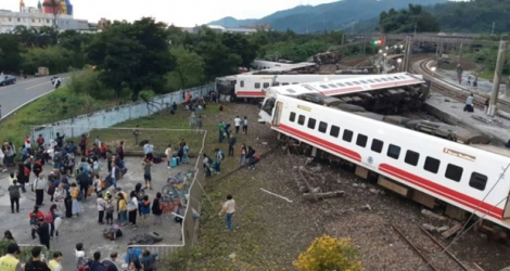 Photo fournie par CNA d'un train qui a déraillé le 21 octobre 2018 à Taïwan.