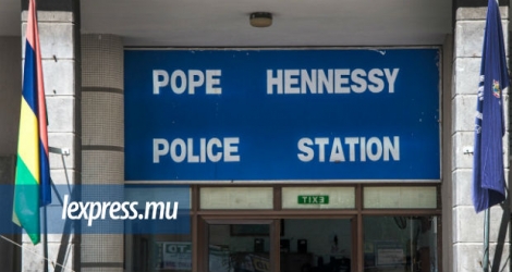 Le suspect a été remis au poste de police de Pope Henessy.