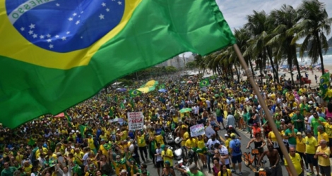 Des partisans de Jair Bolsonaro, candidat d'extrême droite à la présidentielle, lors d'un rassemblement à Copacabana, le 21 octobre 2018 à Rio de Janeiro, au Brésil.