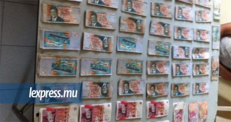 Au total Rs 810 210 dont des devises étrangères ont été retrouvées chez le jeune homme.