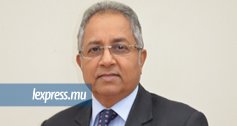 Prem Mungar est actuellement un des directeurs de la Financial Services Commission.
