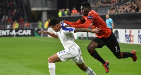 Le défenseur brésilien du Dynamo Kiev Sidcley (g) à la lutte avec l'attaquant sénégalais de Rennes Ismailia Sarr, en Ligue Europa, le 25 octobre 2018 à Rennes.
