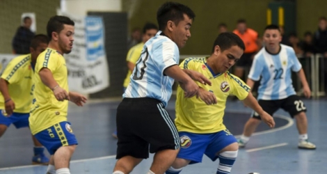 Le Colombien Juan David Traslavina (droite) face à l'Argentin Facundo Rojas lors d'un match de football de la Copa America pour les nains au Ferro Carril Oeste Club à Buenos Aires, le 25 octobre 2018.