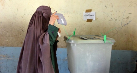 Une Afghane vote à Kandahar, au sud du pays, le 27 octobre 2018.
