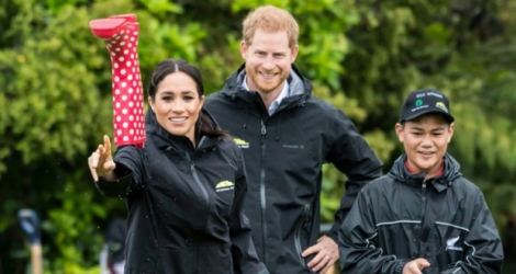 La duchesse de Sussex Meghan Markle et son époux le prince Harry s'essaient au lancer de botte en caoutchouc, à Auckland, en Nouvelle-Zélande, le 30 octobre 2018.