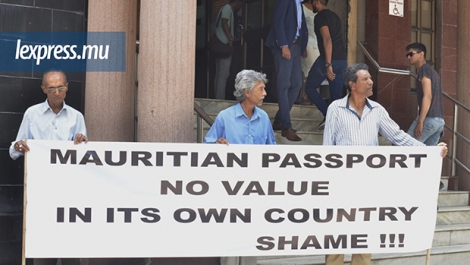 Soobash Hurree a manifesté devant le bureau des passeports ce jeudi 1er novembre.