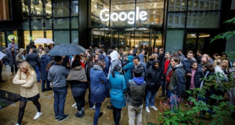 Des employés de Google manifestent à Londres, devant le bâtiment abritant les bureaux de la firme, pour protester contre sa gestion du harcèlement sexuel, le 1er novembre 2018.