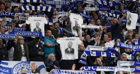 Les supporters de Leicester rendent hommage à leur président Vichai Srivaddhanaprabha disparu dans un accident d'hélicoptère, lors du match de Premier League à Cardiff, le 3 novembre 2018 .