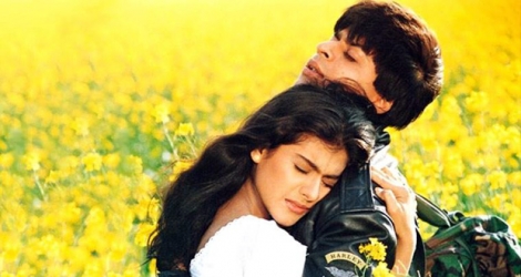 Shah Rukh Khan et Kajol dans les champs de moutarde, l’une des scènes les plus connues du film.