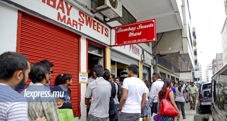 Malgré un début de ventes lent, «Bombay Sweets» a vu, ces derniers jours, un attroupement devant sa vitrine, à Port-Louis.