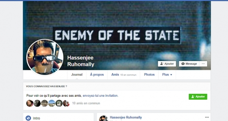 Depuis plusieurs jours, des internautes engagés, comme Hassenjee Ruhomally, affichent une photo d’eux bâillonnés sur leur page Facebook.