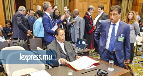 Nayen Koomar Ballah (debout, à dr.) accompagne aussi les délégations mauriciennes à l’étranger, comme à La Haye, en septembre.