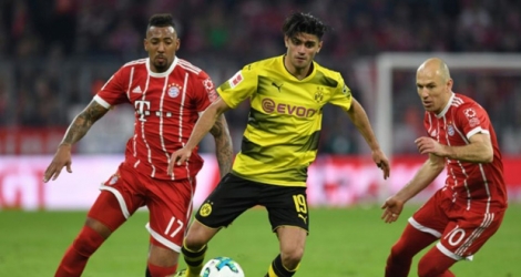 Le milieu de Dortmund Mahmoud Dahoud aux prises avec le duo Jerome Boateng-Arjen Robben du Bayern Munich, lors du choc disputé le 31 mars 2018 en Bavière.