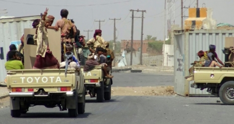 Des forces progouvernementales yéménites circulant le 10 novembre 2018 à la lisière Est de la ville de Hodeida dans le cadre d'une offensive qui s'intensifie pour reprendre cette ville portuaire aux rebelles Houthis.