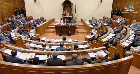 Des ministres ne déposent pas leurs réponses au bureau du clerk après l’exercice de questions-réponses au Parlement.