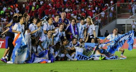 Les joueuses de la sélection argentine célèbrent leur qualification au Mondial-2019 après leur match nul en barrage retour au Panama, le 13 novembre 2018.
