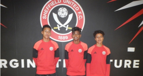 Le trio mauricien posant devant l’emblème de Sheffield United.