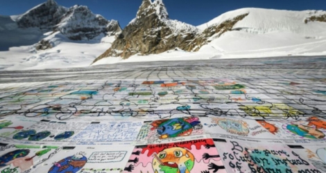 Vue aérienne de la plus grande carte postale de tous les temps, selon le Guinness Book, déployée le 16 novembre 2018 sur un glacier suisse pour attirer l'attention sur le changement climatique.