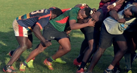 Les joueurs de l'équipe kényane du rugby à XV travaillent la mêlée, lors d'un entraînement à Nairobi, le 30 octobre 2018 