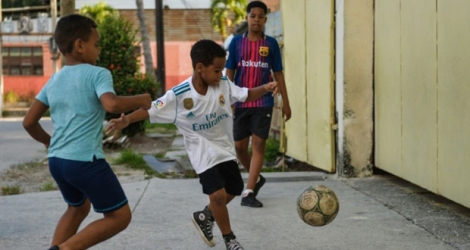 Des enfants cubains jouent au football à La Havane le 19 octobre 2018.