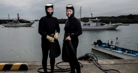 Michiko Hashimoto, 66 ans (à gauche) et sa soeur Hideko, 62 ans, deux plongeuses «amas» à Toba le 12 octobre 2018.