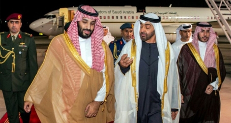 Une photo fournie par le palais royal saoudien montre le prince héritier Mohammed ben Salmane accueilli à Abou Dhabi par le prince héritier Mohamed ben Zayed Al Nahyane (C-D), le 22 novembre 2018.