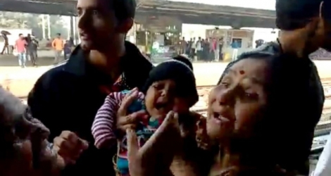 Un bébé secouru après être tombé sur les voies dans la gare de Mathura en Inde. Photo extraite d’une vidéo tournée le 20 novembre 2018.