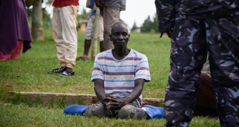 Un homme se tient sur le site où les secours sont organisés après le naufrage d'un bateau sur le Lac Victoria, en Ouganda, le 25 novembre 2018.