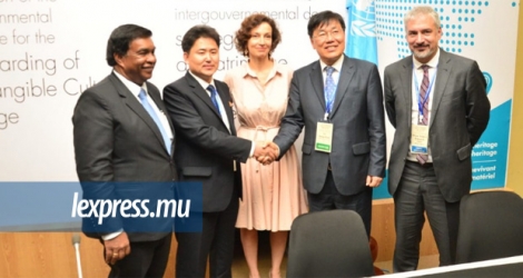 Les représentants de la Corée du Nord et du Sud en compagnie d’Audrey Azoulay, directrice générale de l'Unesco et de Pradeep Roopun. 