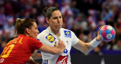 La Française Alexandra Lacrabère (d) à la lutte avec la Monténégrine Andela Bultatovic lors de l'Euro-2018 de handball dames, le 4 décembre 2018 à Nancy.