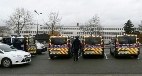 Des voitures de police sont stationnées aux abord du lycée Saint-Exupéry de Mantes-la-Jolie, le 6 décembre 2018 