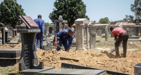 Des fossoyeurs creusent de nouvelles tombes dans le cimetière de Roodepoort, à Johannesburg, le 22 novembre 2018.