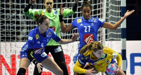 Les Bleues protègent leur but avec hargne face à la Suédoise Anna Lagerquist, lors du choc du groupe 1 de Euro à Nantes