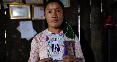La fille de Dinh, Dua, et son amie, Di, toutes deux âgées de 16 ans, ont disparu en février alors qu'elles se promenaient non loin de chez elles à Meo Vac, dans le nord du pays, à deux pas de la frontière chinoise. 