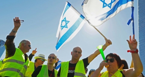 Des manifestants israéliens portant des gilets jaunes et imitant la contestation en France protestent à Tel-Aviv contre l'augmentation du coût de la vie annoncée en 2019, le 14 décembre 2018.
