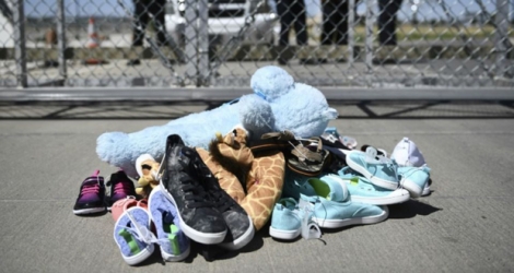 Des chaussures et un doudou laissés à un point d'entrée de la frontière américaine près d'El Paso, au Texas, lors d'une manifestation contre la politique de séparation des familles le 21 juin 2018.