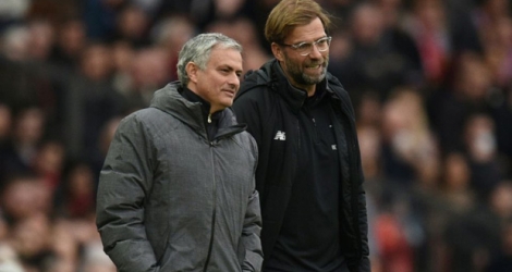L'entraîneur de Manchester United José Mourinho (g) et celui de Liverpool Jürgen Klopp lors d'un match de Premier League entre leurs deux équipes, le 10 mars 2018 à Manchester.