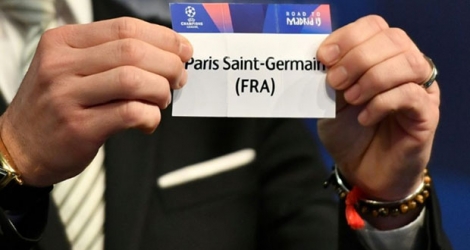 L'ancien joueur espagnol Luis Garcia présente le nom du Paris-Saint-Germain lors du tirage au sort des 8es de finale de la Ligue des champions