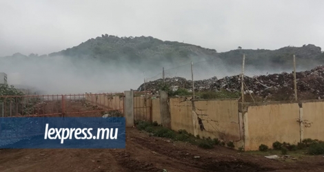 De la fumée émane du dépotoir aménagé près de la colline communément appelée Montagne Grenade à Rodrigues.