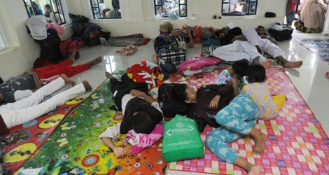 Des rescapés se reposent dans une mosquée à Tenjolahang, dans la province indonésienne de Banten le 26 décembre 2018, après le tsunami consécutif à une éruption volcanique