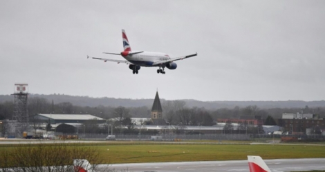 Un avion de British Airway atterrit l'aéroport de Gatwick à Londres, le 21 décembre 2018.