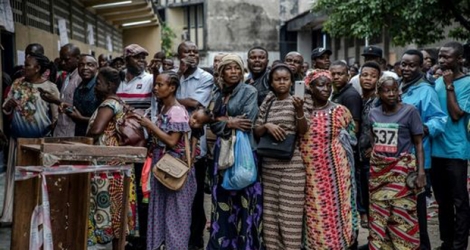 Des électeurs congolais attendent leur tour pour voter dans un bureau de vote à Kinshasa, le 30 décembre 2018.