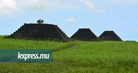 Trois des sept «pyramides» sont visibles de Plaine-Magnien. 