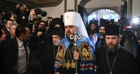Le métropolite Iepifani (C) arrive à une cérémonie de signature par le patriarche de Constantinople du décret officialisant l'Eglise d'Ukraine indépendante, à Istanbul le 5 janvier 2019