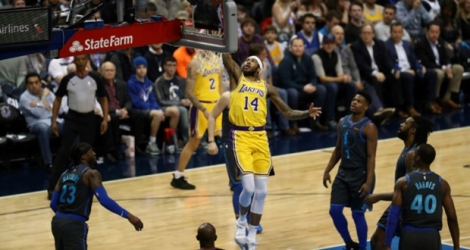 Lonzo Ball (c) des Los Angeles Lakers lors du match de NBA face aux Mavericks, à Dallas, le 7 janvier 2019.