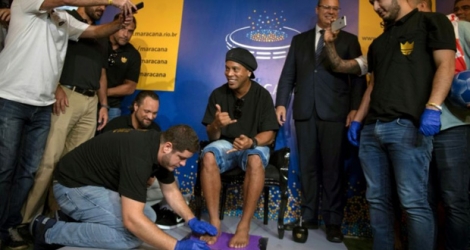 Ronaldinho Gaucho dépose les empreintes de ses pieds au panthéon du football brésilien au Maracana à Rio, le 8 janvier 2018.
