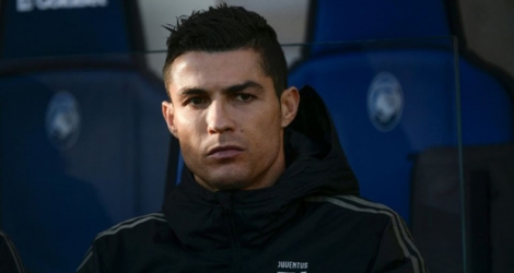 La star de la Juventus Cristiano Ronaldo, placée sur le banc de touche, lors d'un match de Serie A à Bergame, le 26 décembre 2018.