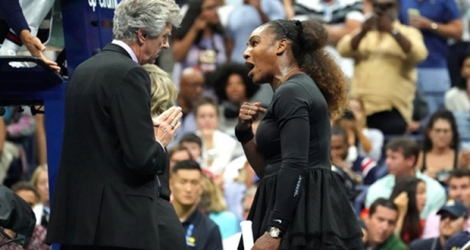 L'Américaine Serena Williams (d) s'emporte contre l'arbitre lors de la finale de l'US Open contre la Japonaise Naomi Osaka, le 8 septembre 2018 à New York 